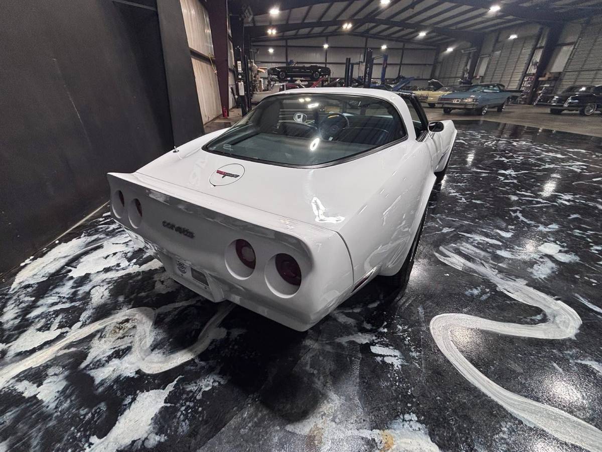 Chevrolet-corvette-1981-white-5