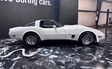 Chevrolet-corvette-1981-white-6