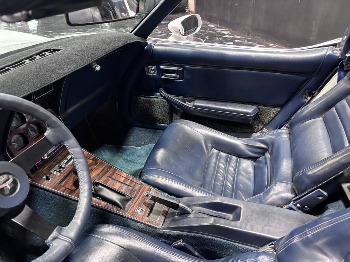 Chevrolet-corvette-1981-white-7