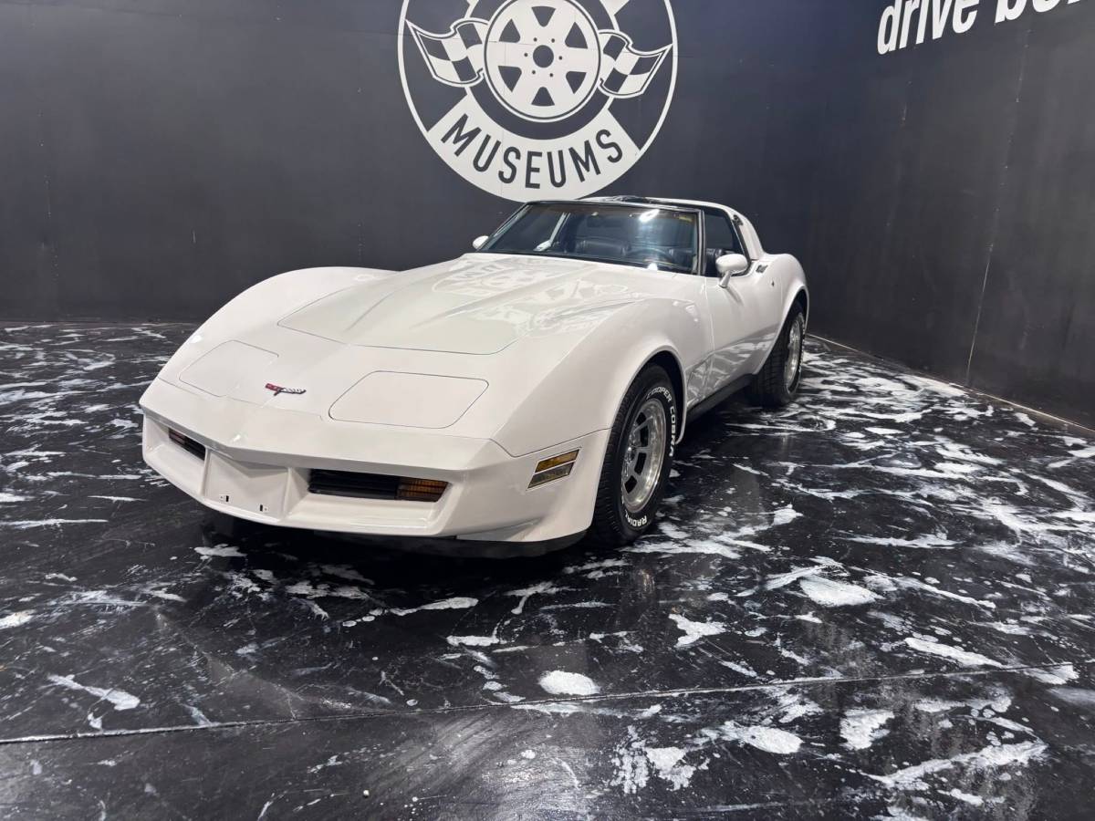 Chevrolet-corvette-1981-white