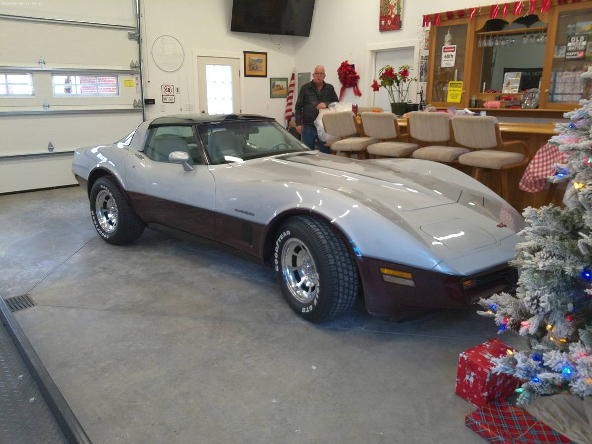 Chevrolet-corvette-1982-silver-1