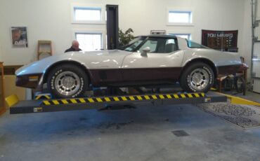 Chevrolet-corvette-1982-silver-11