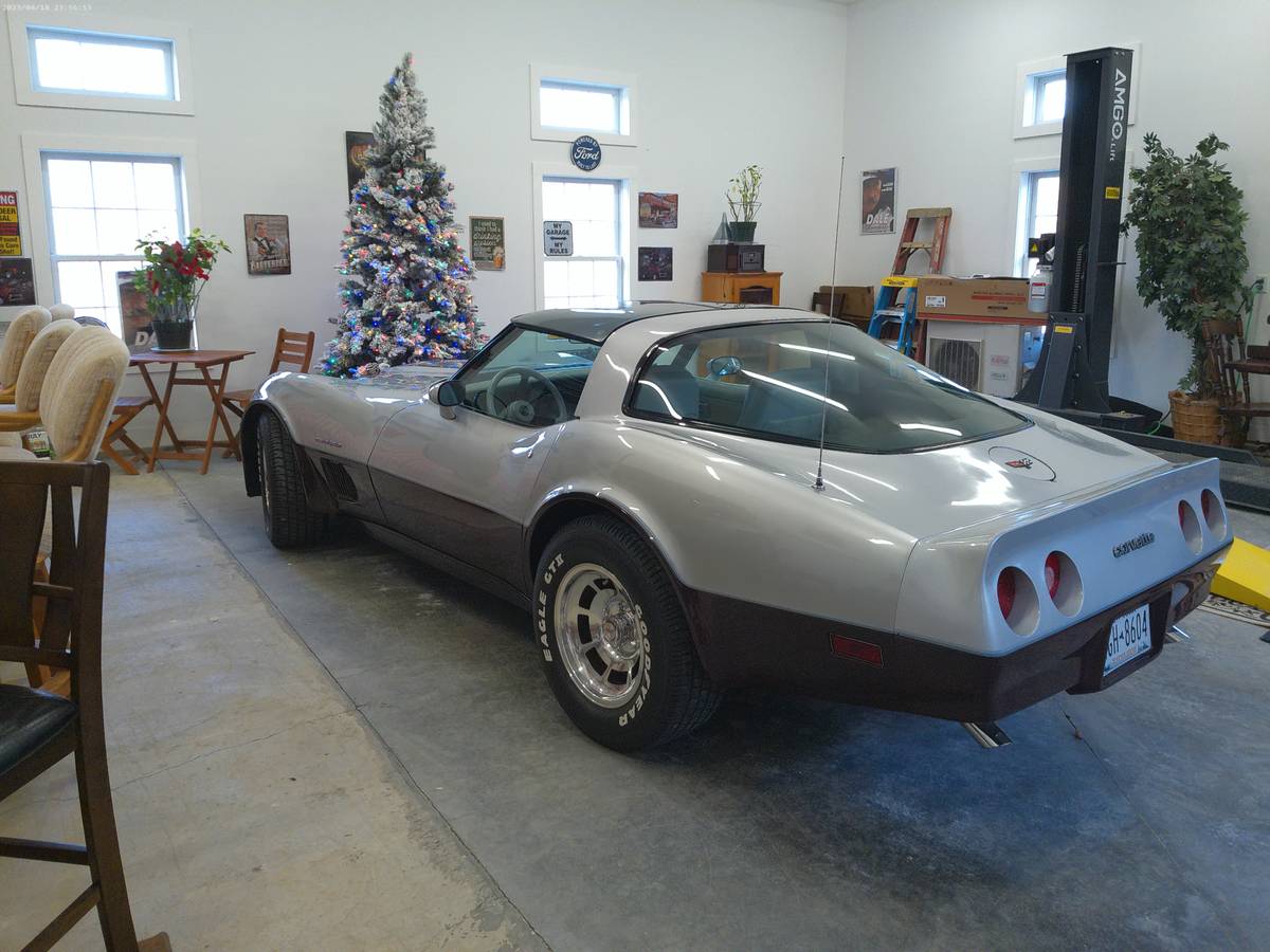 Chevrolet-corvette-1982-silver-2