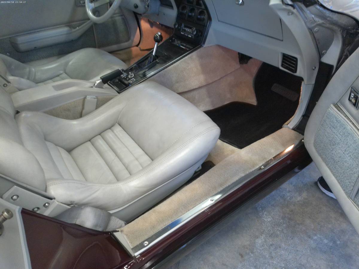 Chevrolet-corvette-1982-silver-9