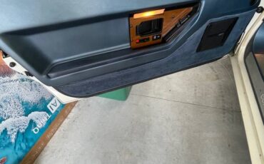 Chevrolet-corvette-1985-white-1