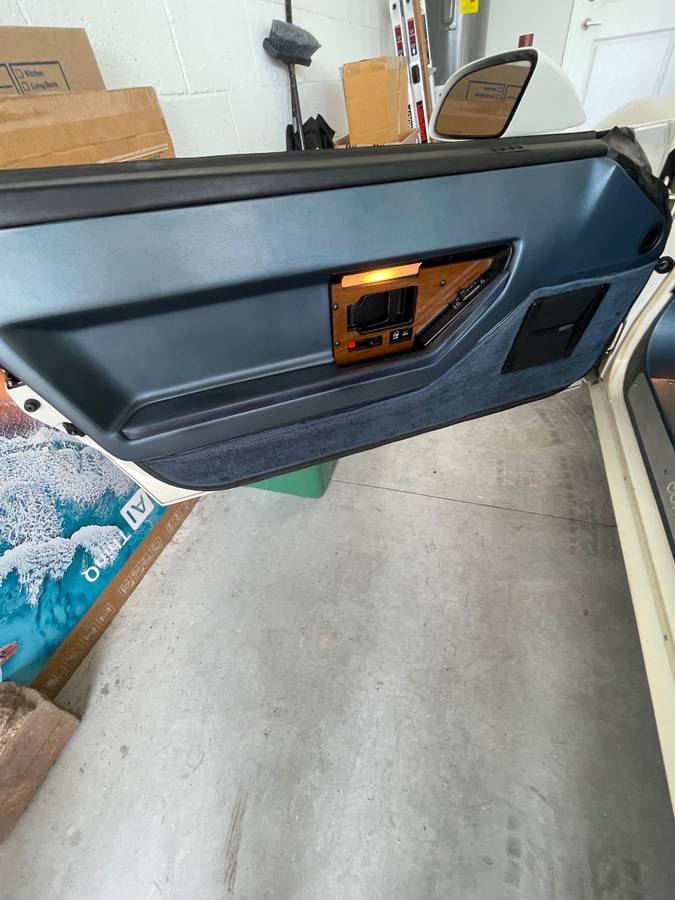 Chevrolet-corvette-1985-white-1