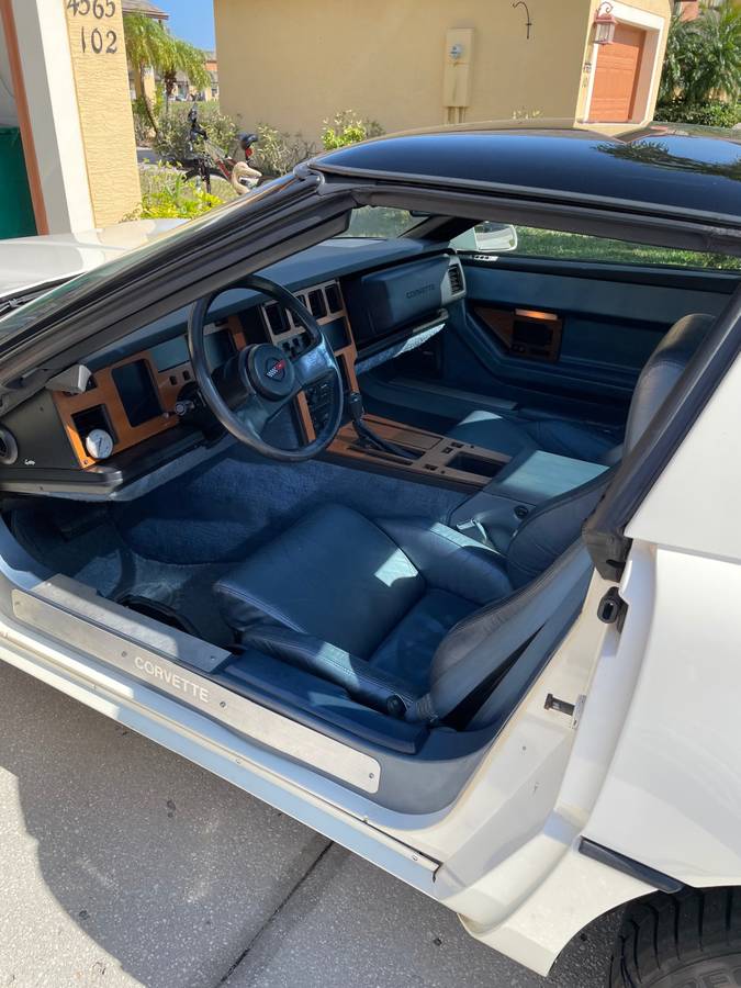 Chevrolet-corvette-1985-white-12
