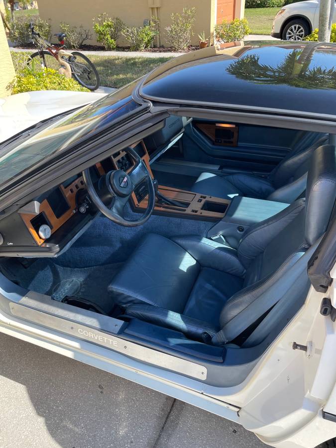 Chevrolet-corvette-1985-white-13