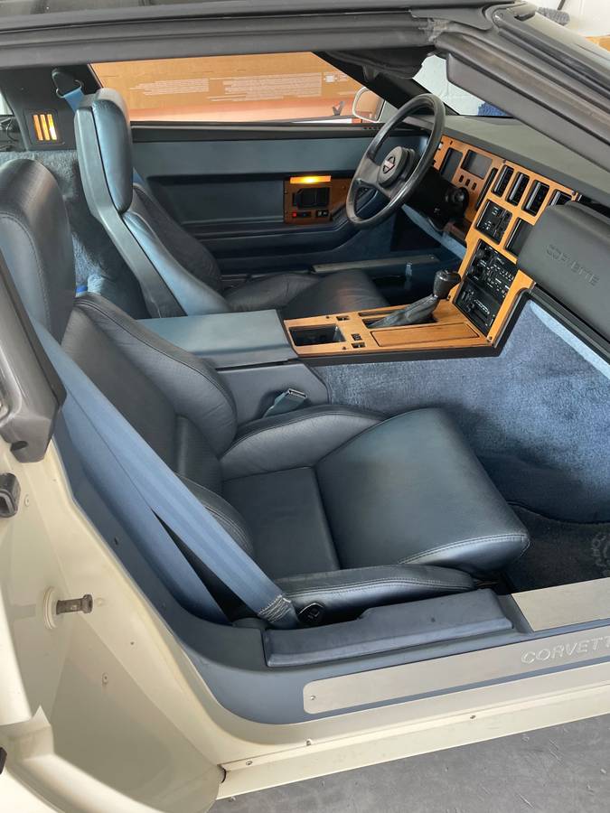 Chevrolet-corvette-1985-white-14