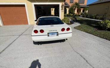 Chevrolet-corvette-1985-white-16