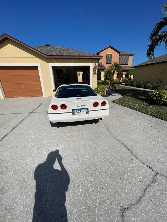 Chevrolet-corvette-1985-white-16