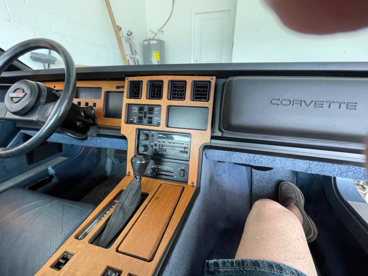 Chevrolet-corvette-1985-white-6