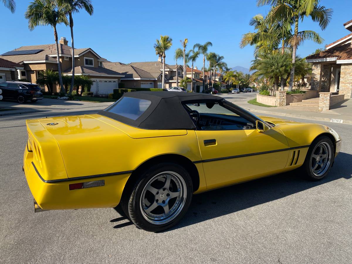 Chevrolet-corvette-1986-yellow-12