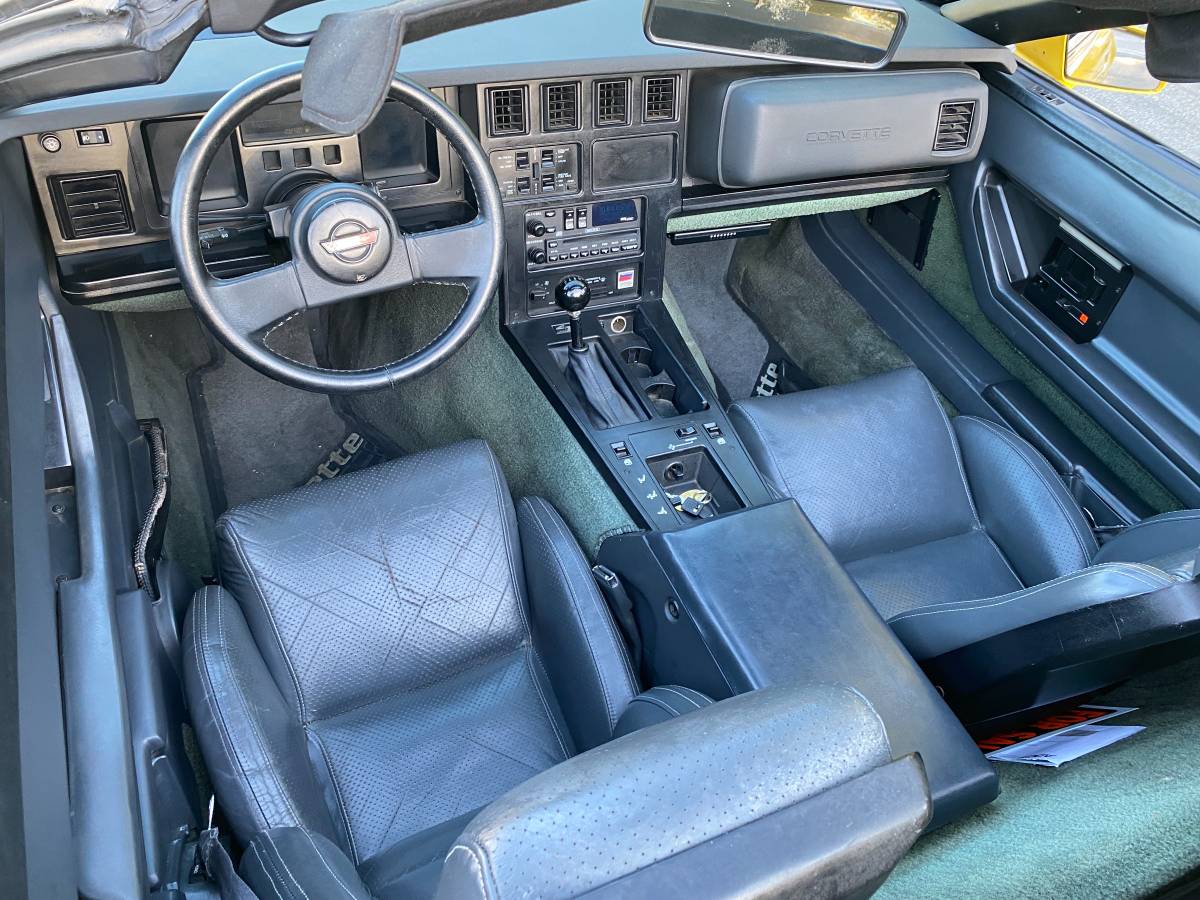 Chevrolet-corvette-1986-yellow-19