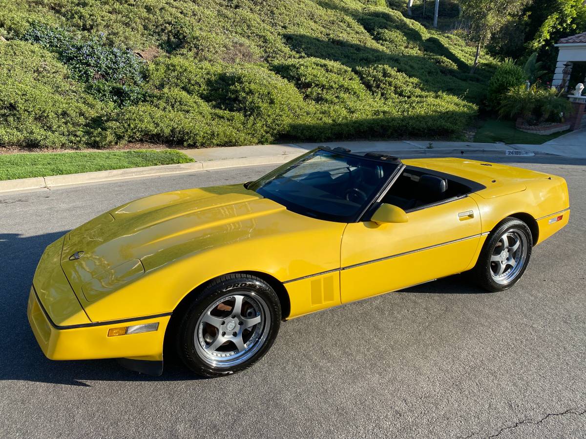 Chevrolet-corvette-1986-yellow-6