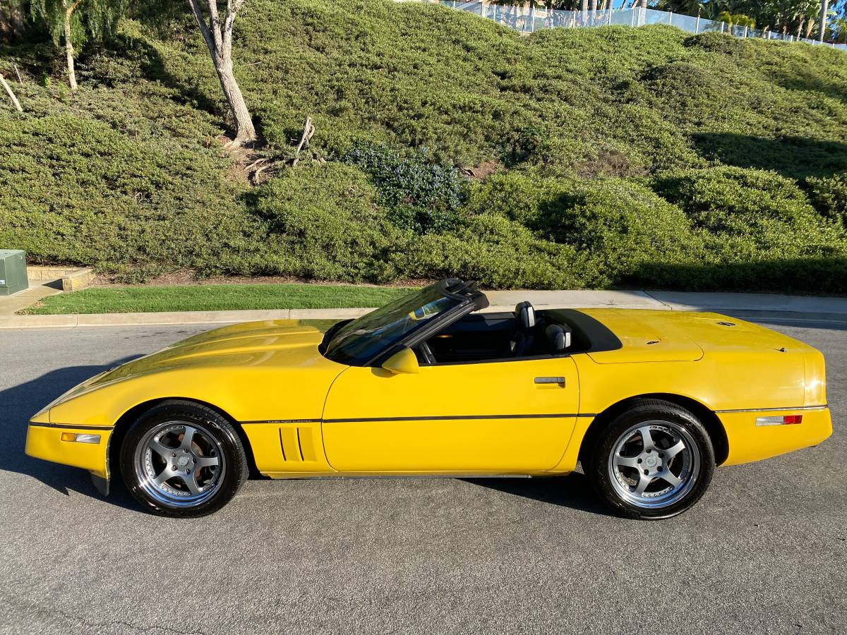 Chevrolet-corvette-1986-yellow