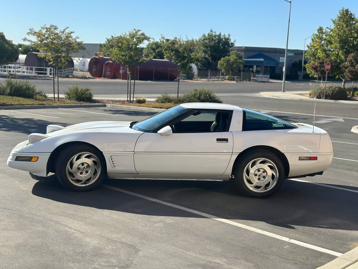 Chevrolet-corvette-1995-white-5