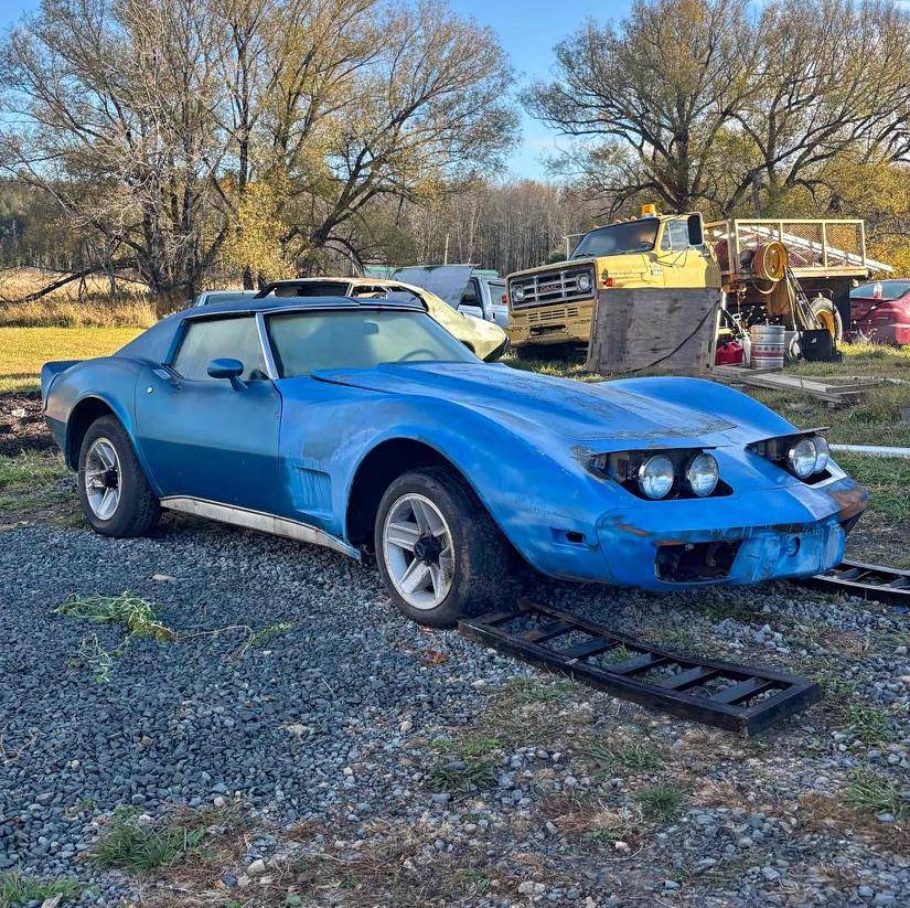 Chevrolet-corvette-coupe-1974-2