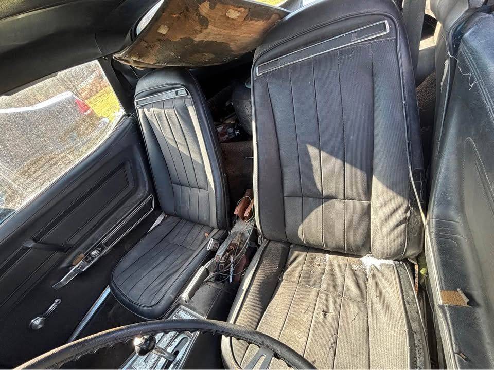 Chevrolet-corvette-coupe-1974