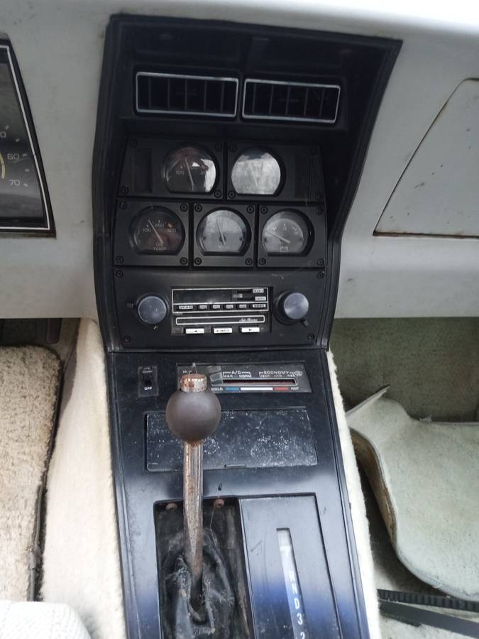 Chevrolet-corvette-coupe-1982-white-11