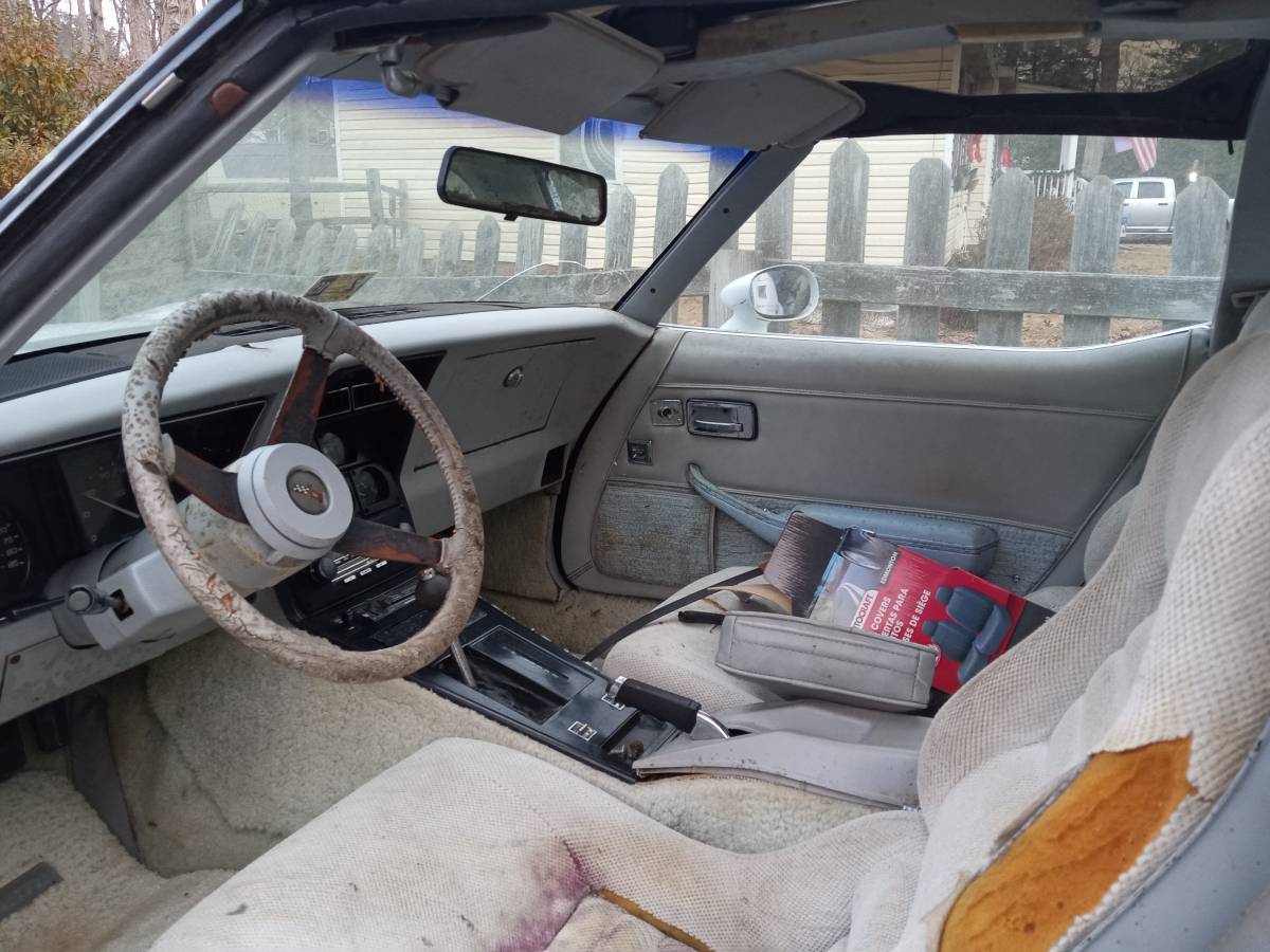 Chevrolet-corvette-coupe-1982-white-13