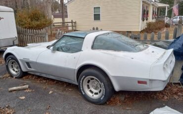 Chevrolet-corvette-coupe-1982-white-2
