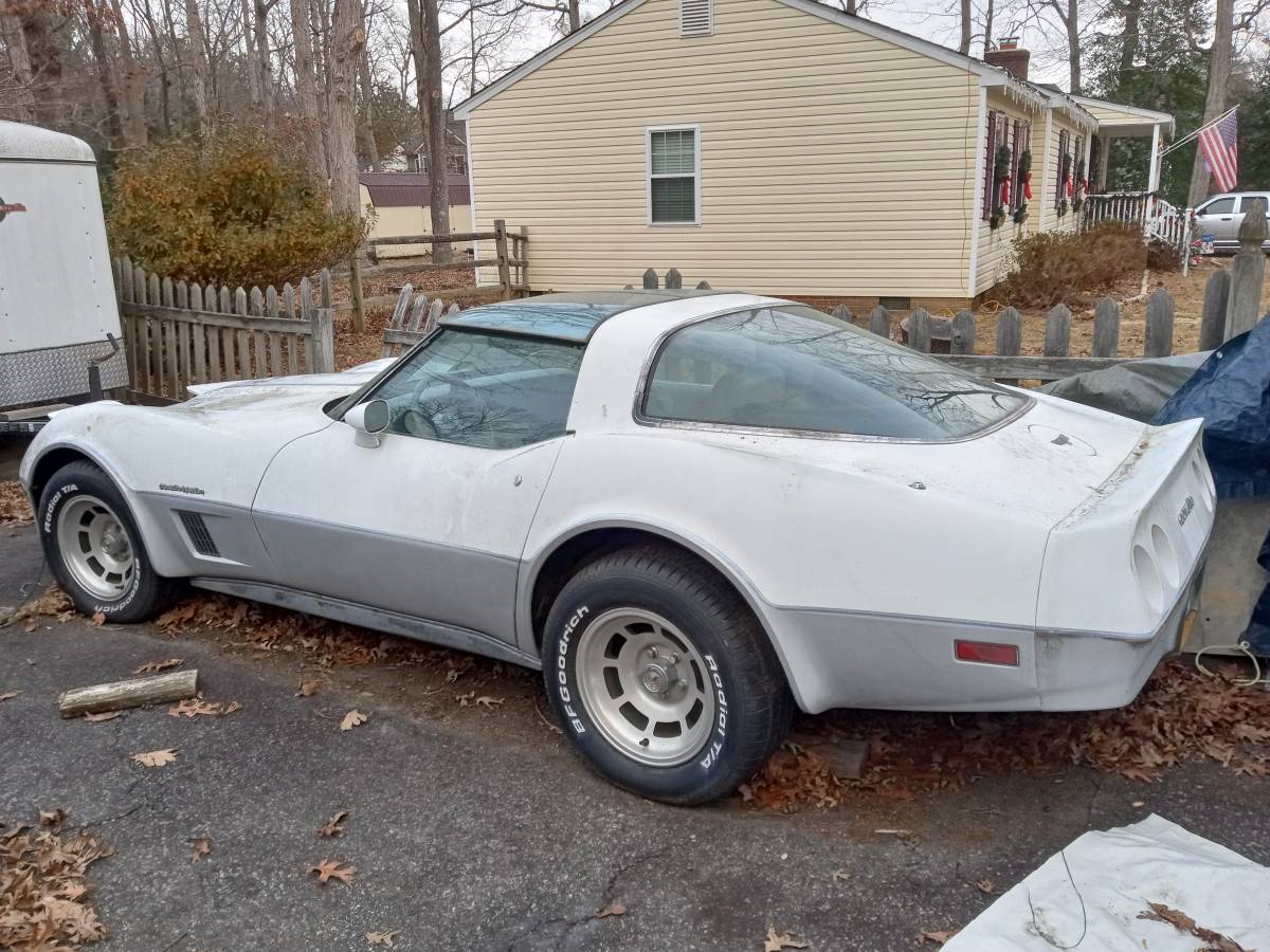 Chevrolet-corvette-coupe-1982-white-2