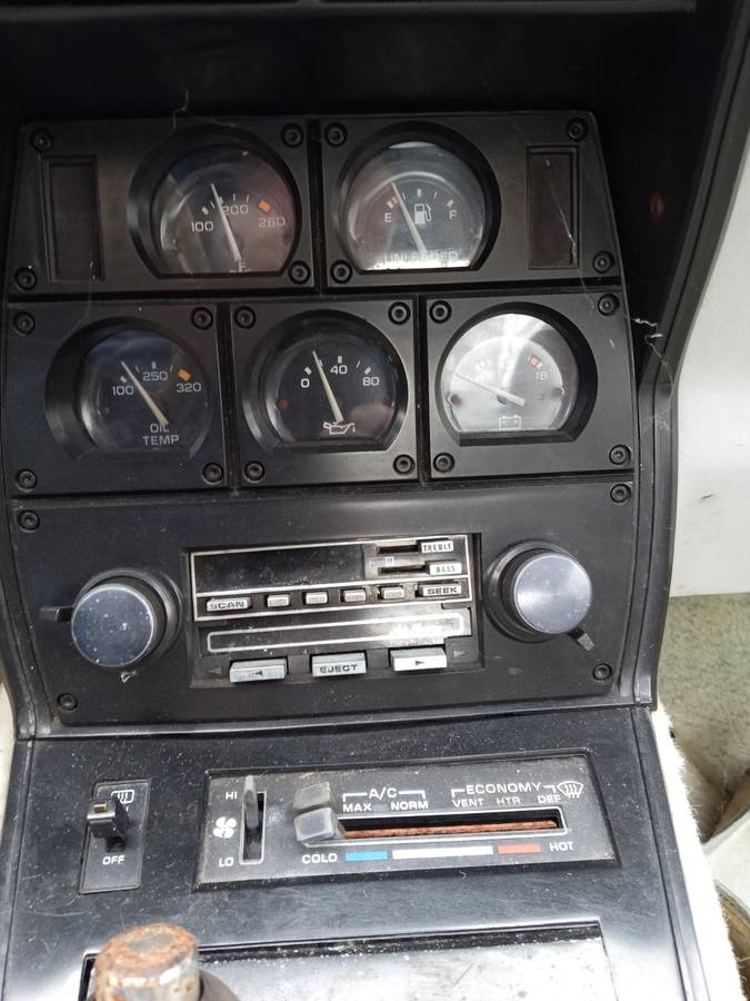 Chevrolet-corvette-coupe-1982-white-7