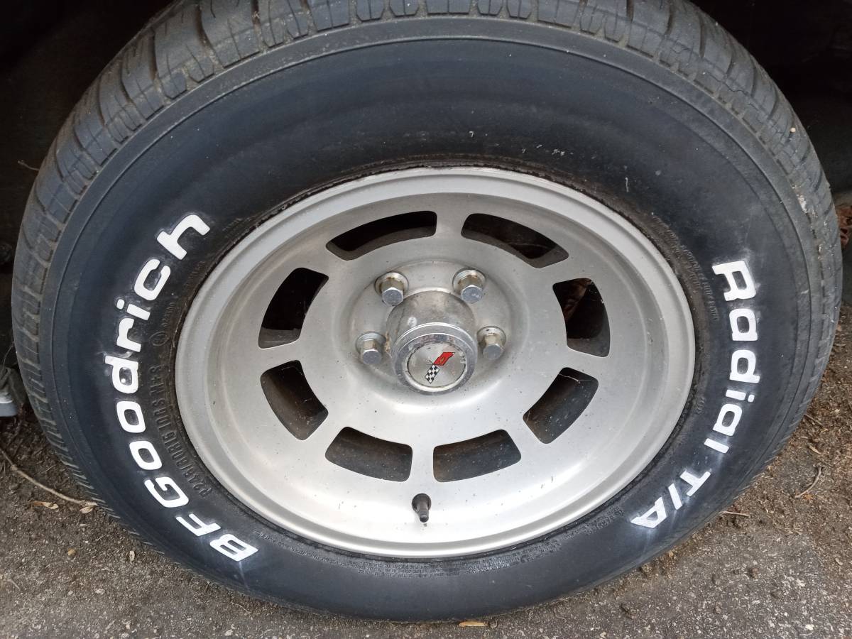 Chevrolet-corvette-coupe-1982-white-9