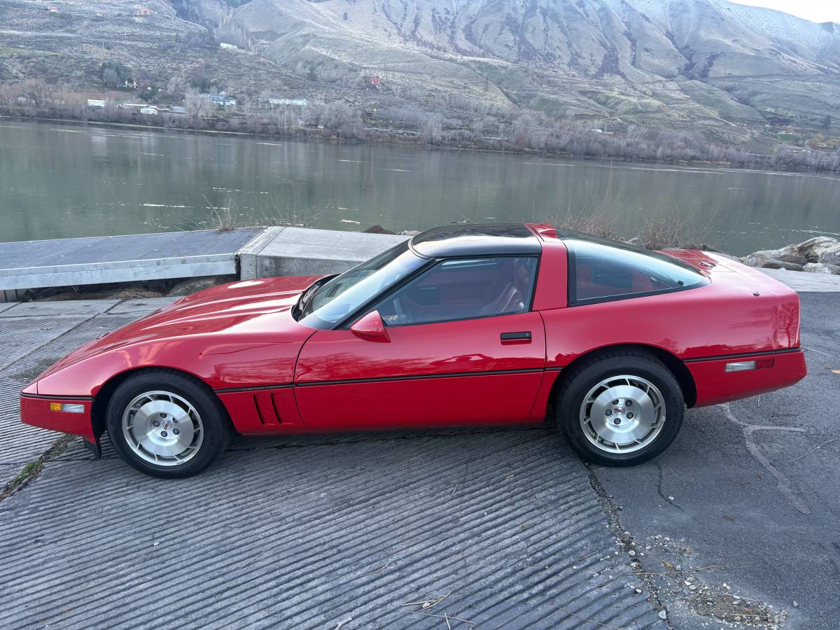 Chevrolet-corvette-coupe-1986-red-1