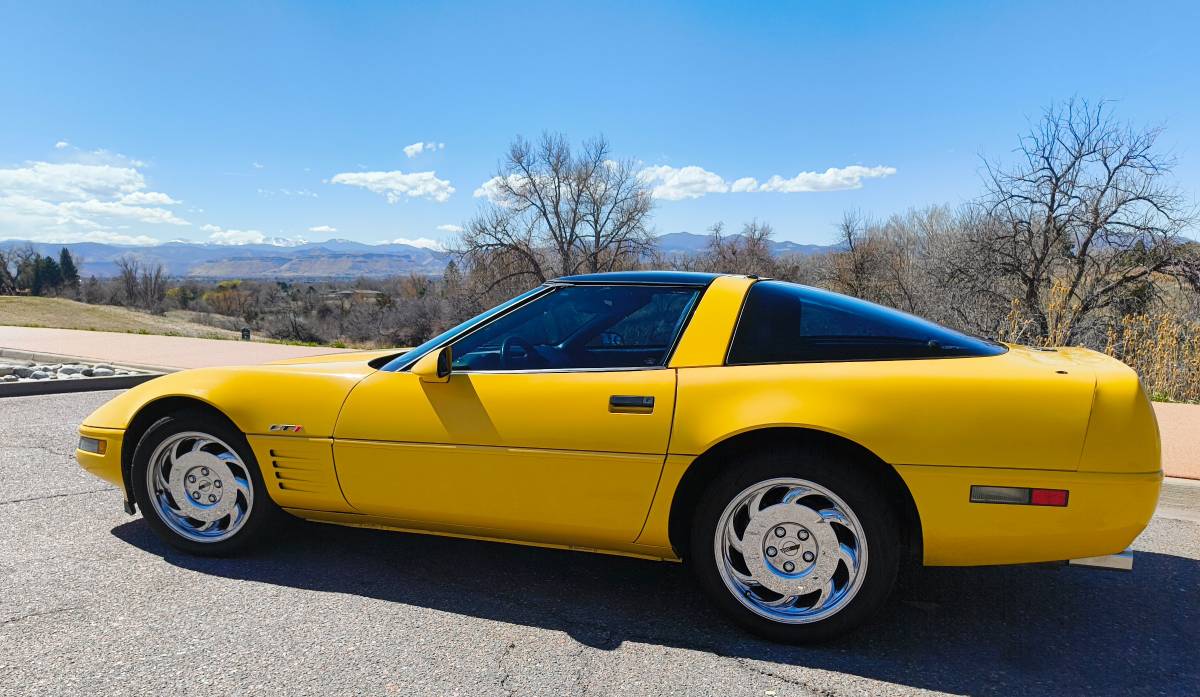 Chevrolet-corvette-coupe-1992-yellow-10