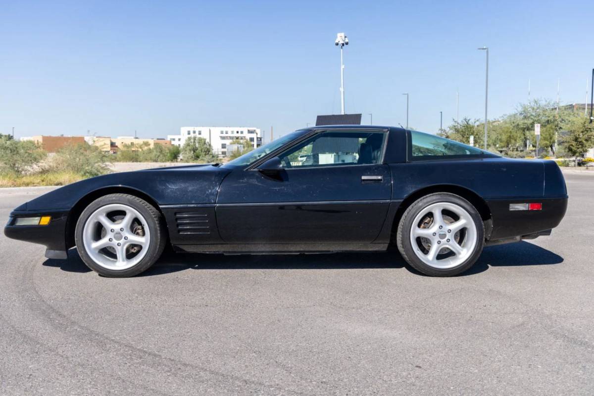 Chevrolet-corvette-coupe-2d-1993-black-1