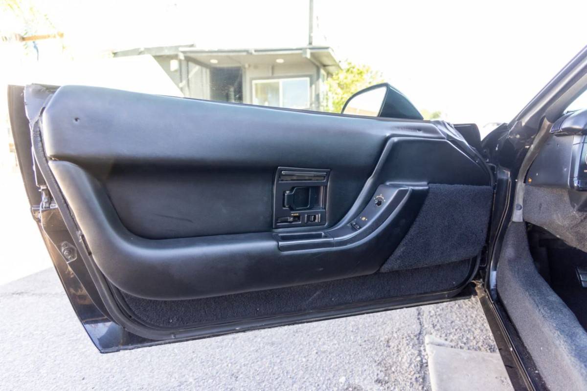 Chevrolet-corvette-coupe-2d-1993-black-12