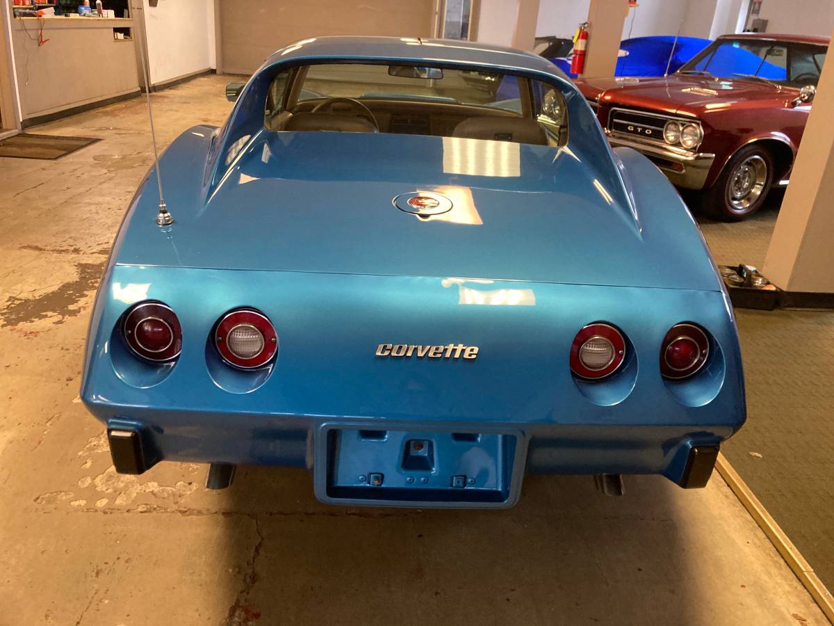 Chevrolet-corvette-stingray-1976-1