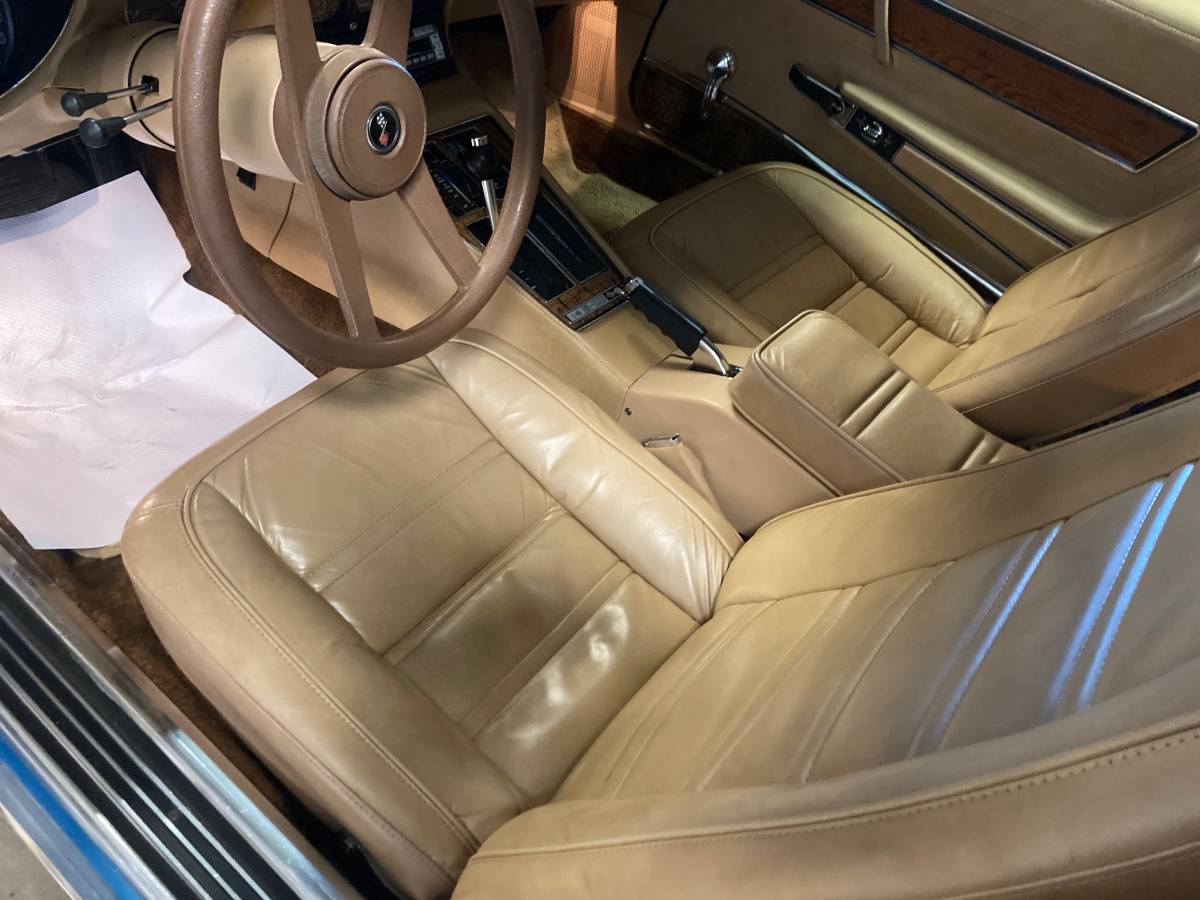 Chevrolet-corvette-stingray-1976-2