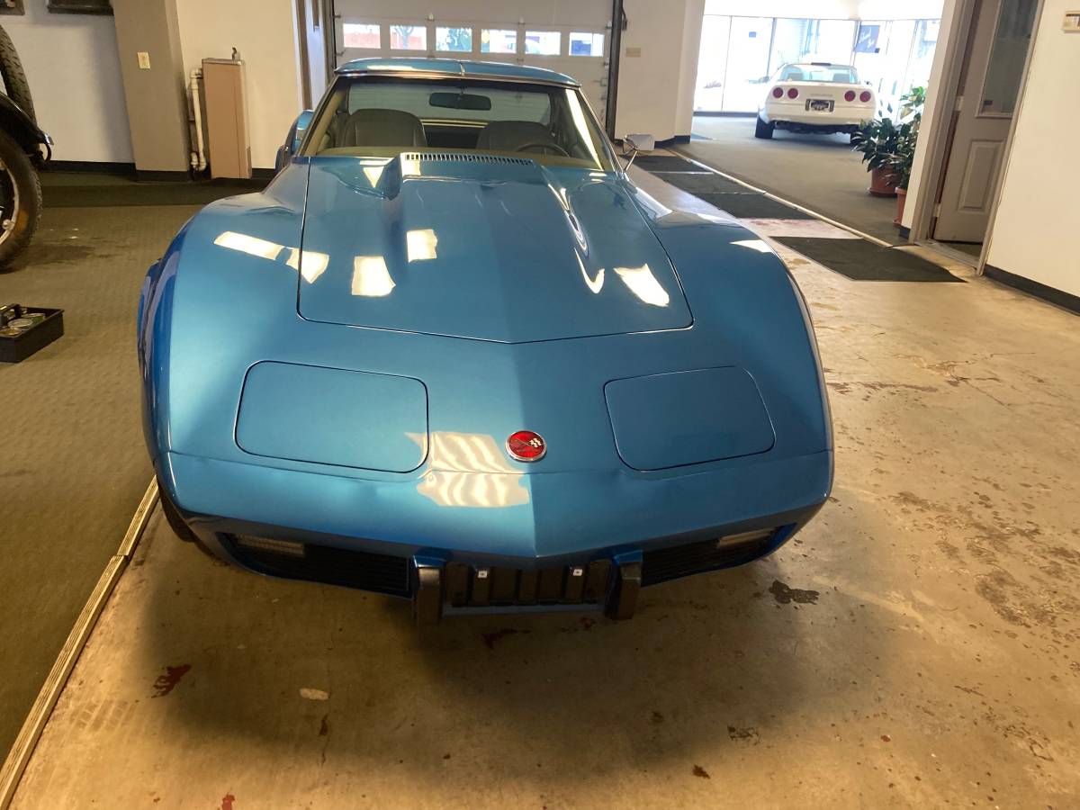 Chevrolet-corvette-stingray-1976-3