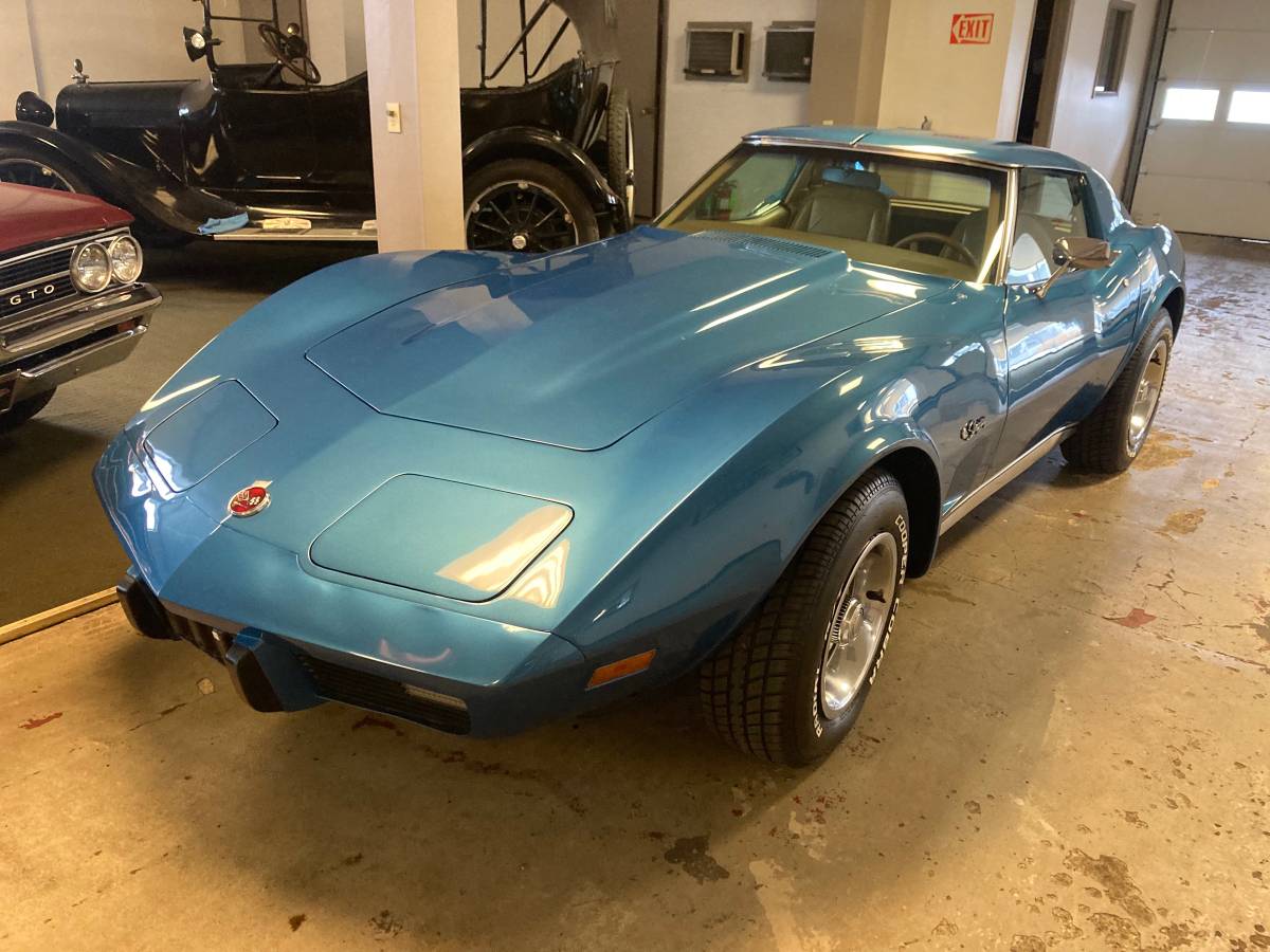 Chevrolet-corvette-stingray-1976-4