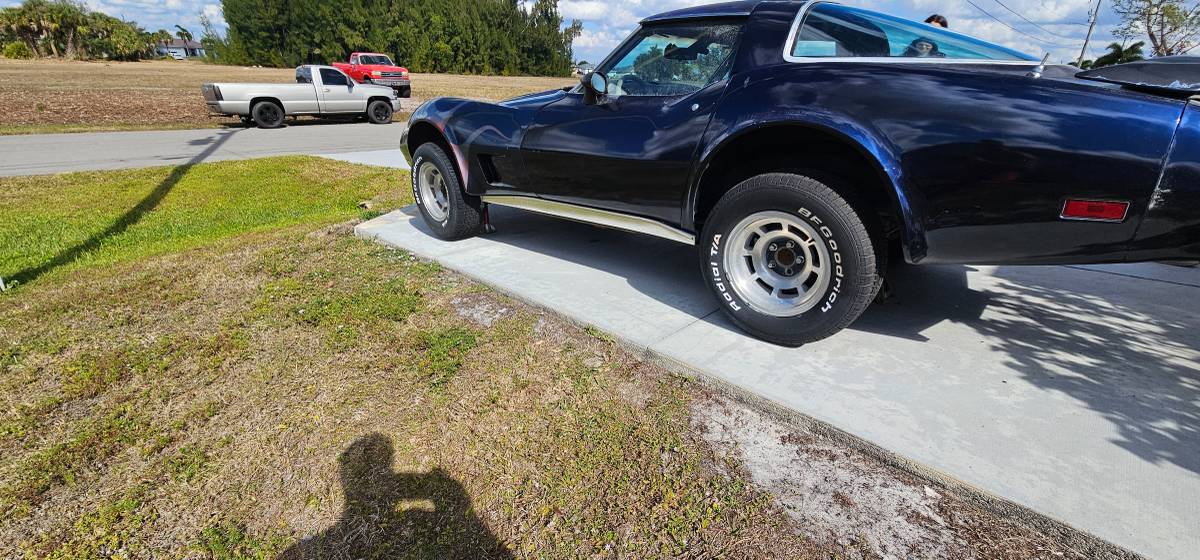Chevrolet-corvette-stingray-1979-blue-1