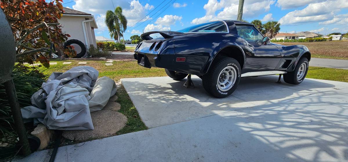 Chevrolet-corvette-stingray-1979-blue-2