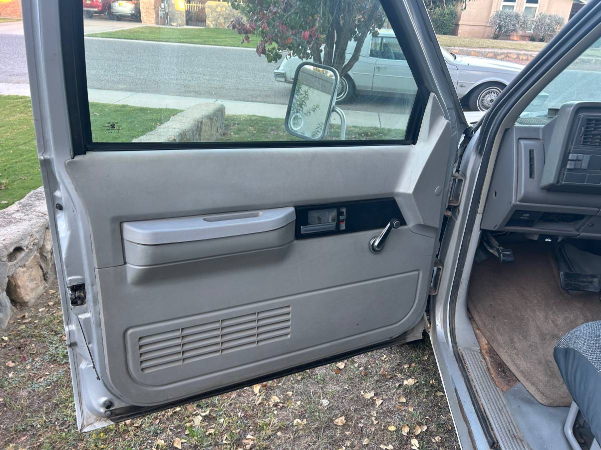 Chevrolet-dully-1994-white-4