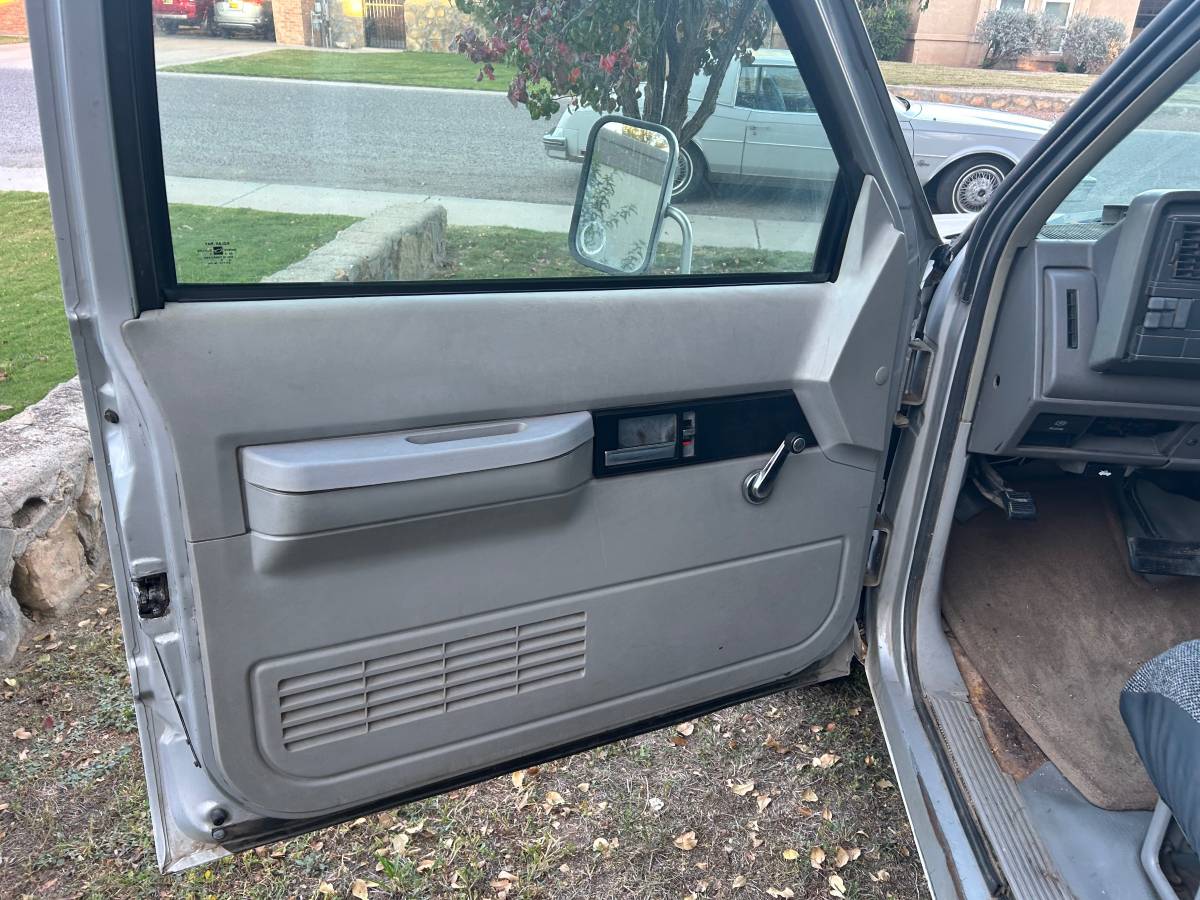 Chevrolet-dully-1994-white-8