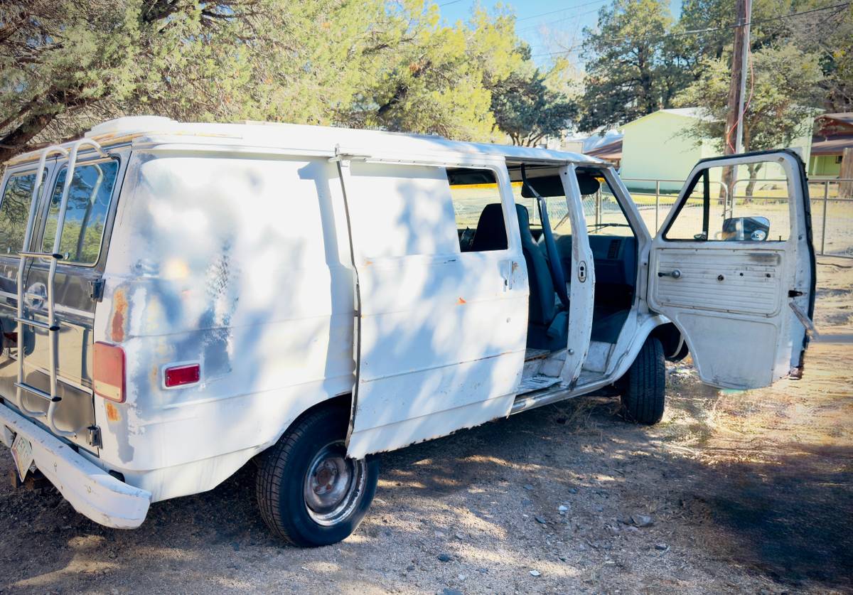 Chevrolet-g-series-12-ton-van-1985-white
