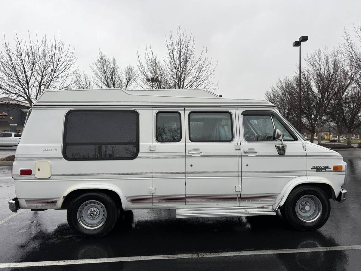 Chevrolet-g-series-34-ton-nominal-1992-white-1