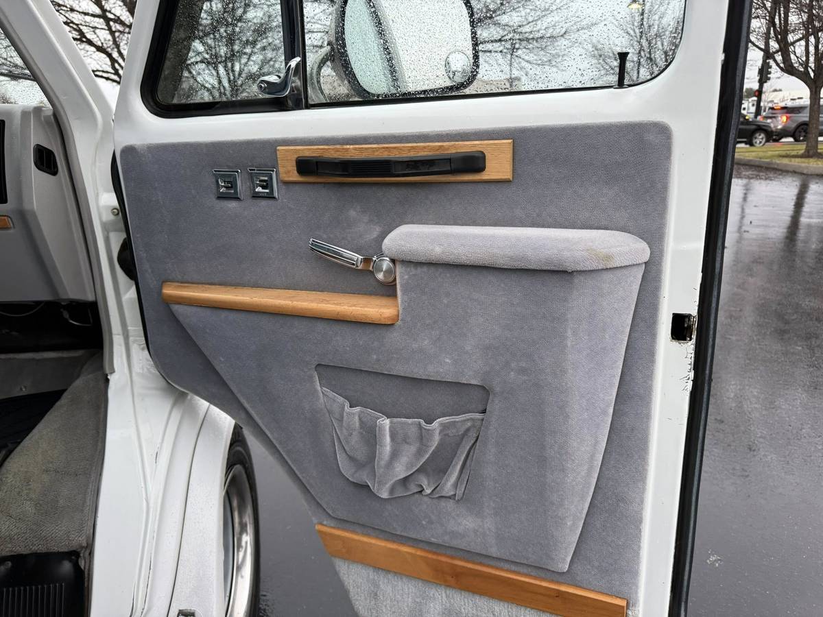 Chevrolet-g-series-34-ton-nominal-1992-white-10