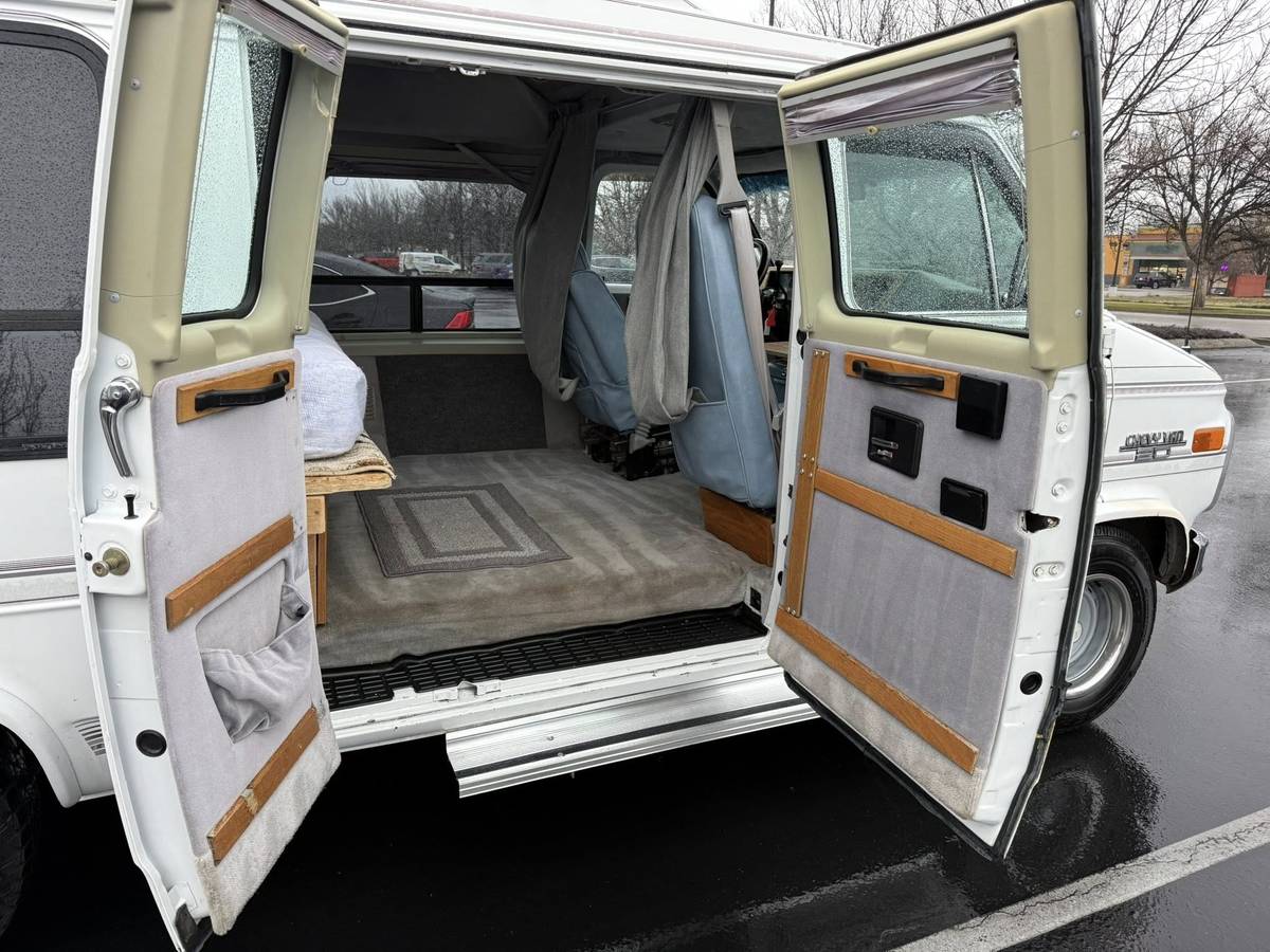 Chevrolet-g-series-34-ton-nominal-1992-white-11