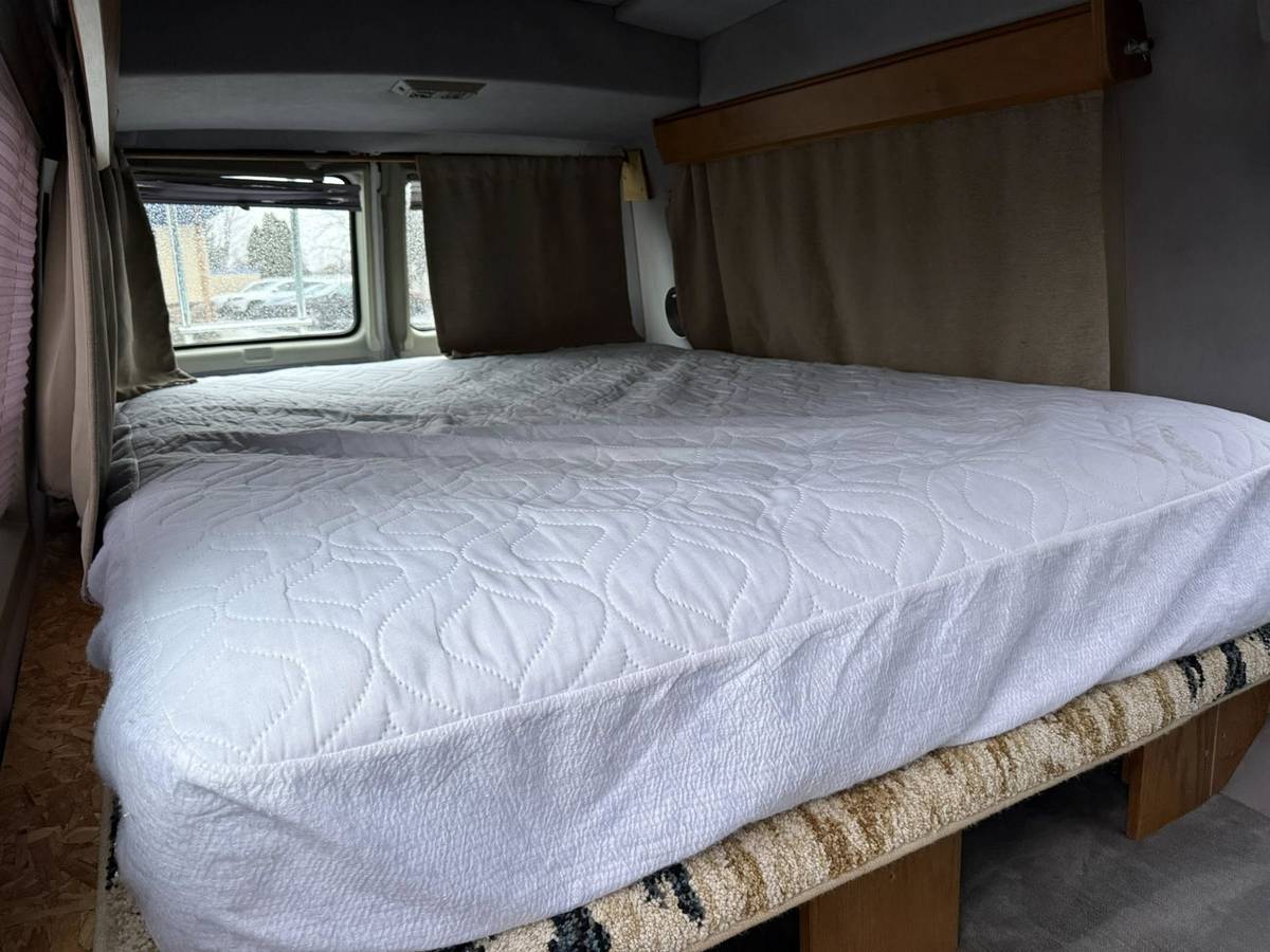 Chevrolet-g-series-34-ton-nominal-1992-white-12