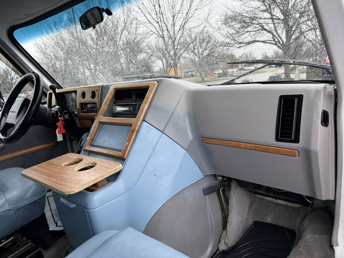 Chevrolet-g-series-34-ton-nominal-1992-white-9