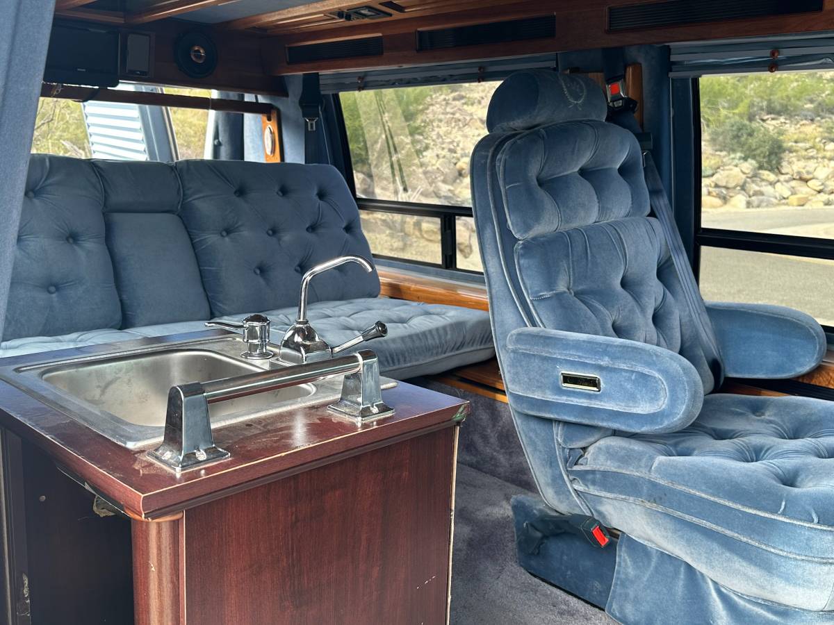 Chevrolet-g20-van-1993-white-12