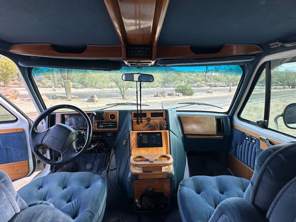 Chevrolet-g20-van-1993-white-9