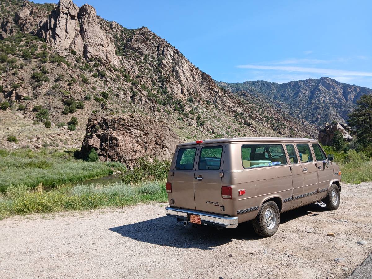 Chevrolet-g20-van-1995-brown-17